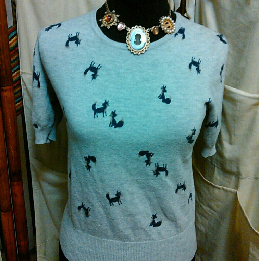 gray short sleeve shirt